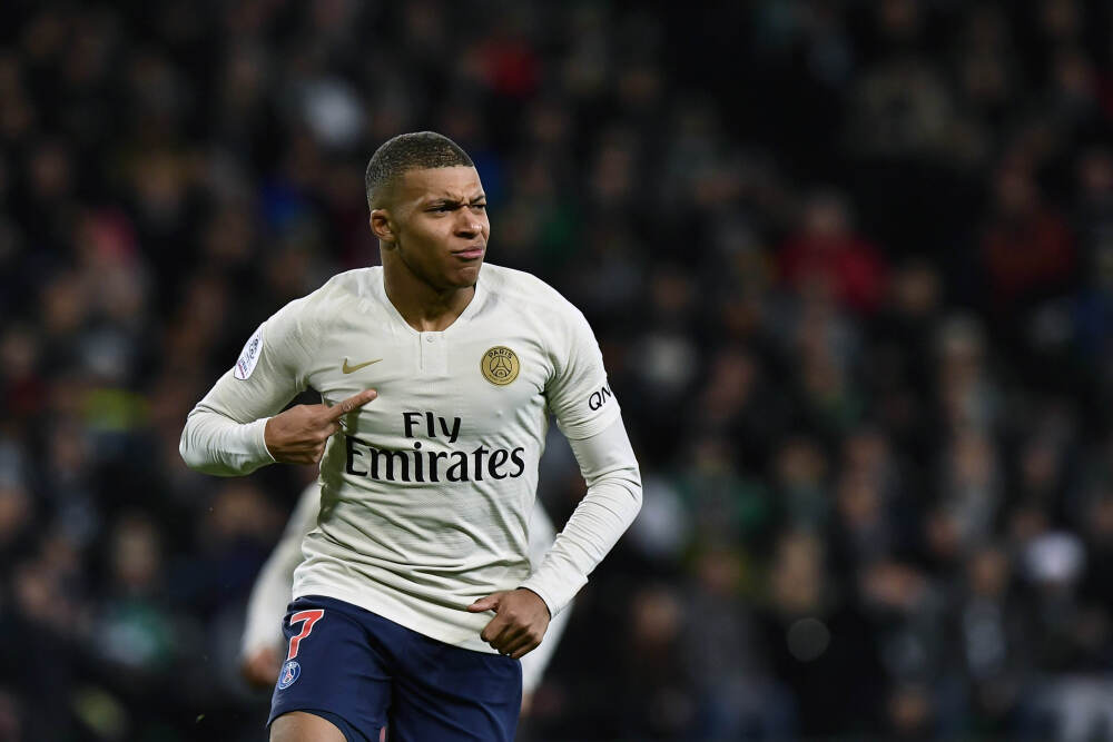 记者总结皇马2025：没有中场大脑纯靠天赋，阿隆索的球队缺乏风格